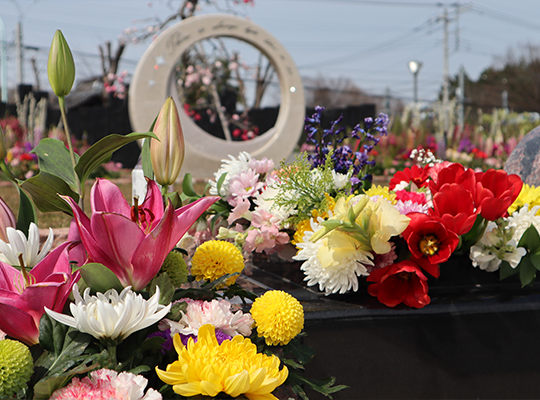 豊かな緑と陽光にかこまれた安らぎの公園墓地