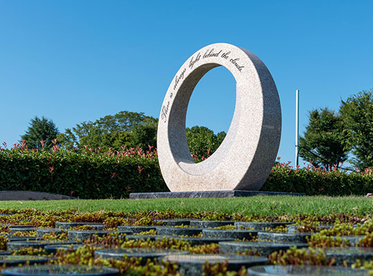 豊かな緑と陽光にかこまれた安らぎの公園墓地