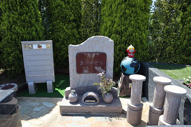ペット合葬墓　想い出の碑 「ありがとう」と感謝の想いを記したペット合葬墓